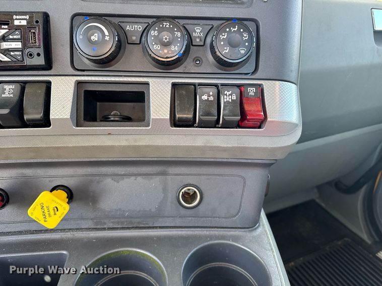 image for item EI4146 2021 Kenworth T680 semi truck