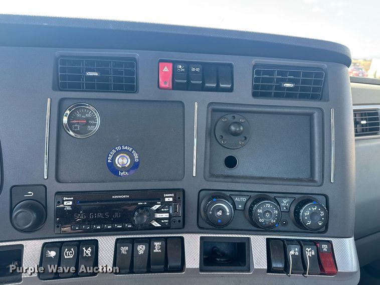 image for item EI4146 2021 Kenworth T680 semi truck