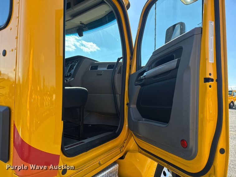 image for item EI4146 2021 Kenworth T680 semi truck