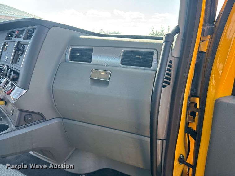 image for item EI4146 2021 Kenworth T680 semi truck