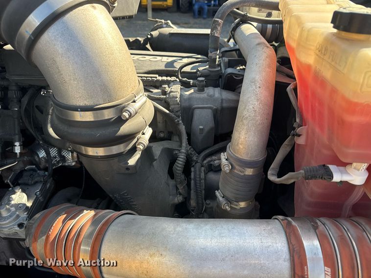 image for item EI4146 2021 Kenworth T680 semi truck