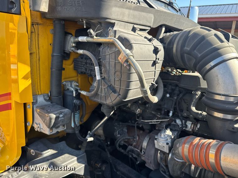 image for item EI4146 2021 Kenworth T680 semi truck