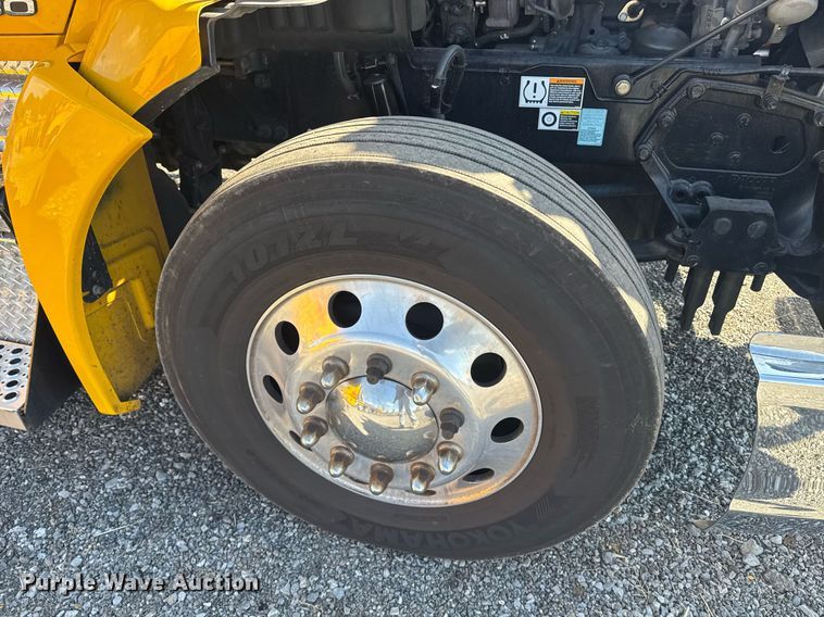 image for item EI4146 2021 Kenworth T680 semi truck