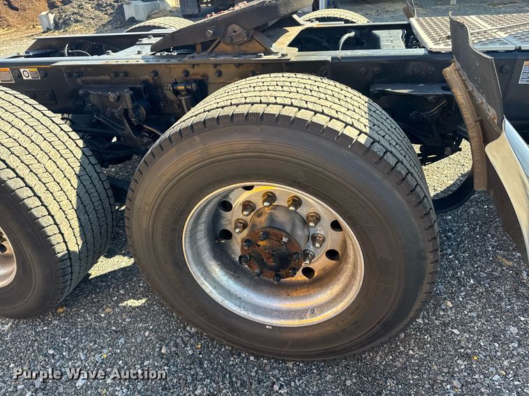 image for item EI4146 2021 Kenworth T680 semi truck