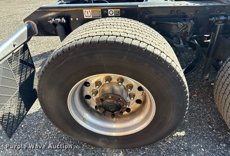 image for item EI4146 2021 Kenworth T680 semi truck