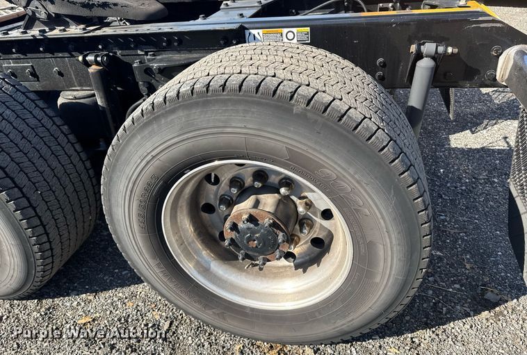 image for item EI4146 2021 Kenworth T680 semi truck