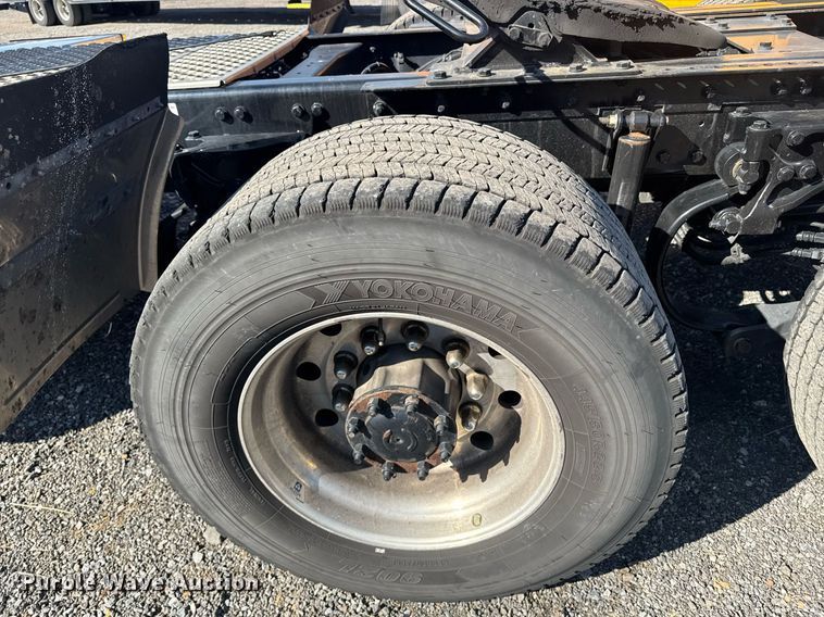 image for item EI4146 2021 Kenworth T680 semi truck