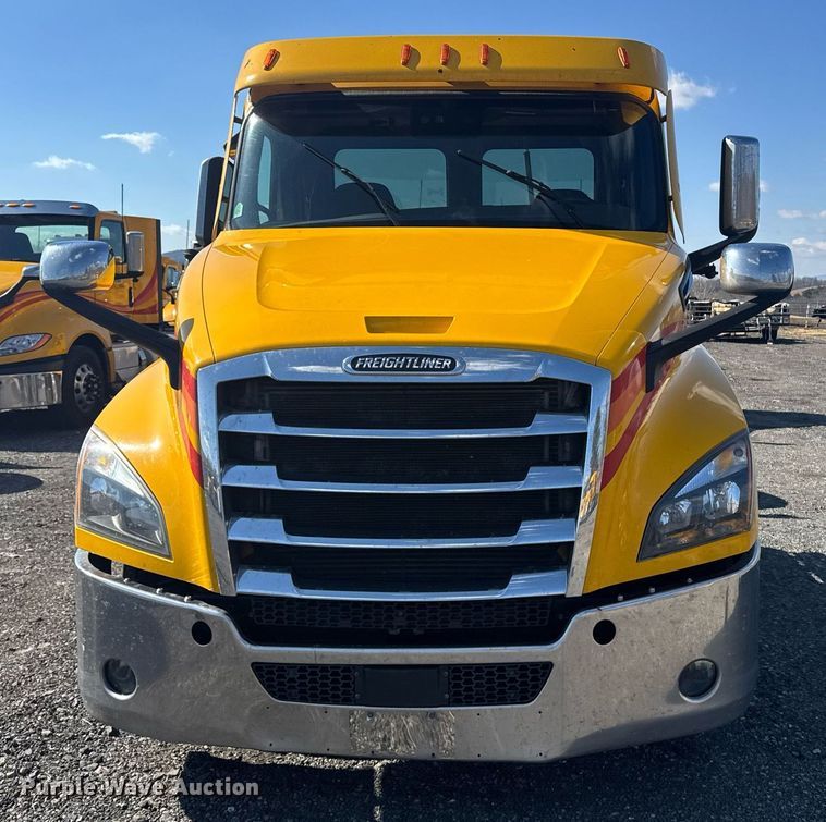 image for item EI4147 2021 Freightliner Cascadia semi truck