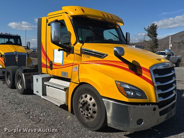 image for item EI4147 2021 Freightliner Cascadia semi truck