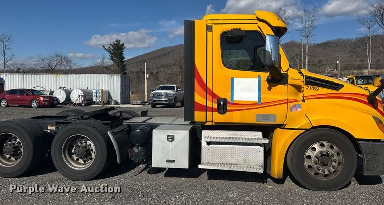 image for item EI4147 2021 Freightliner Cascadia semi truck