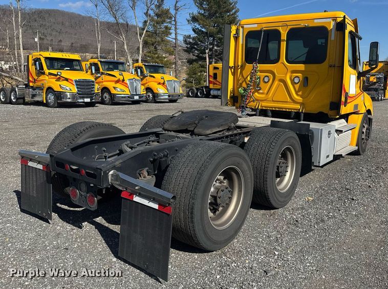 image for item EI4147 2021 Freightliner Cascadia semi truck