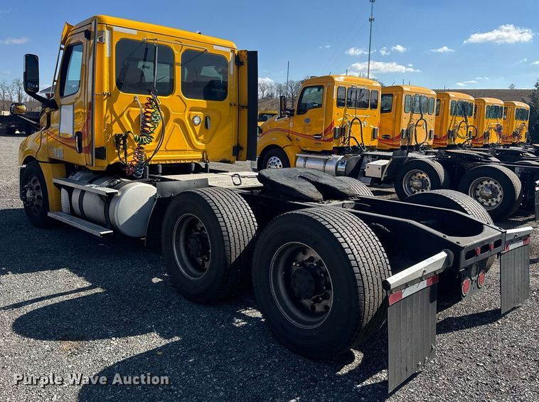 image for item EI4147 2021 Freightliner Cascadia semi truck