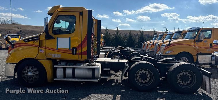 image for item EI4147 2021 Freightliner Cascadia semi truck