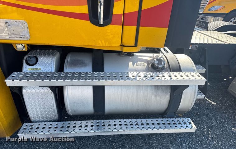 image for item EI4147 2021 Freightliner Cascadia semi truck