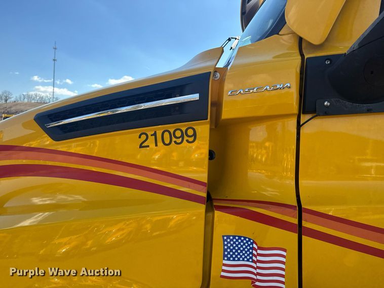 image for item EI4147 2021 Freightliner Cascadia semi truck