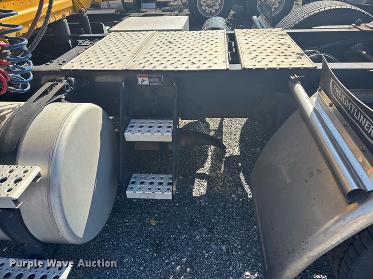 image for item EI4147 2021 Freightliner Cascadia semi truck