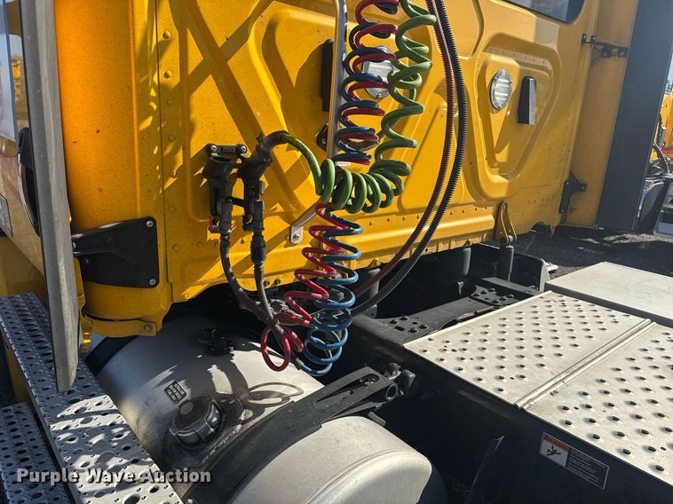 image for item EI4147 2021 Freightliner Cascadia semi truck