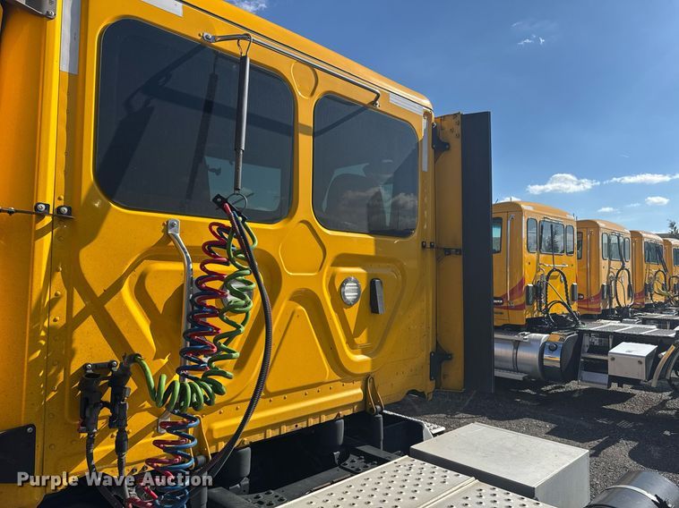 image for item EI4147 2021 Freightliner Cascadia semi truck