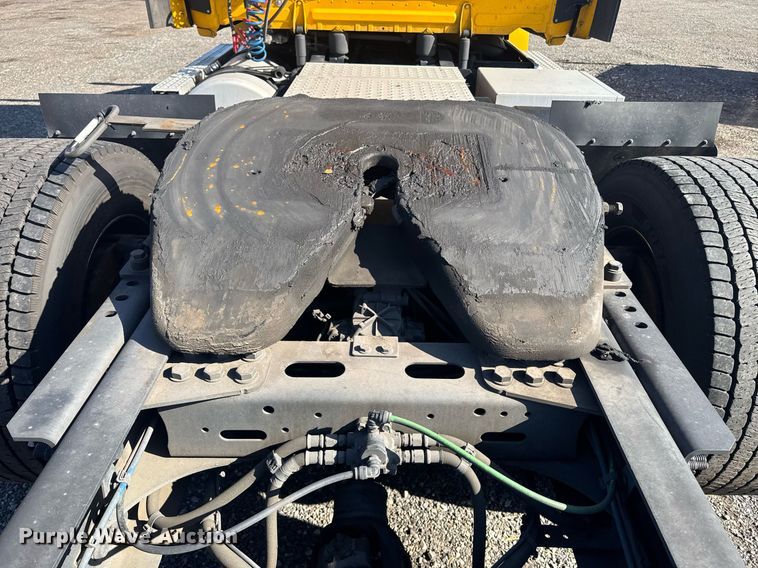 image for item EI4147 2021 Freightliner Cascadia semi truck