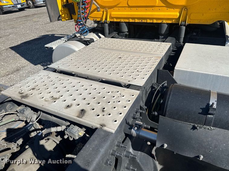 image for item EI4147 2021 Freightliner Cascadia semi truck