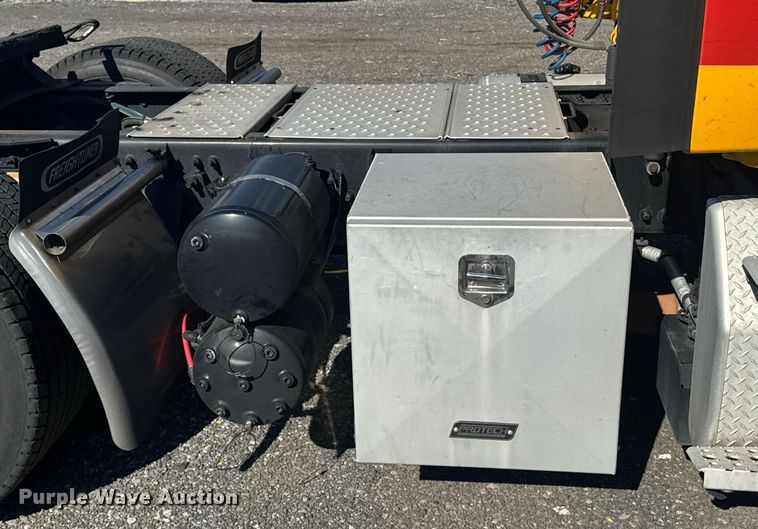 image for item EI4147 2021 Freightliner Cascadia semi truck