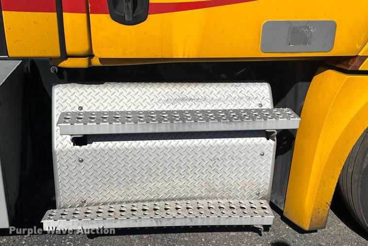 image for item EI4147 2021 Freightliner Cascadia semi truck