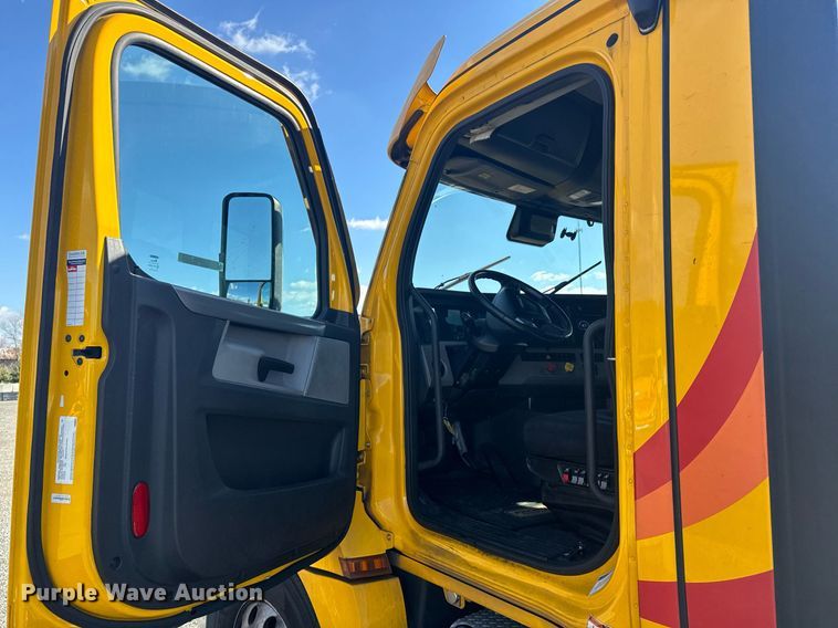 image for item EI4147 2021 Freightliner Cascadia semi truck