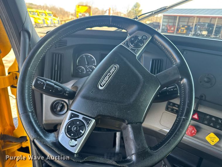 image for item EI4147 2021 Freightliner Cascadia semi truck