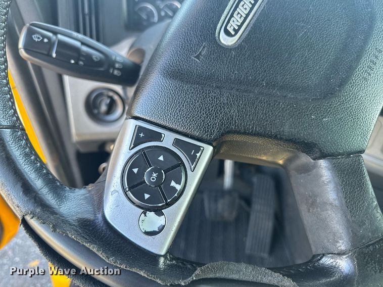 image for item EI4147 2021 Freightliner Cascadia semi truck