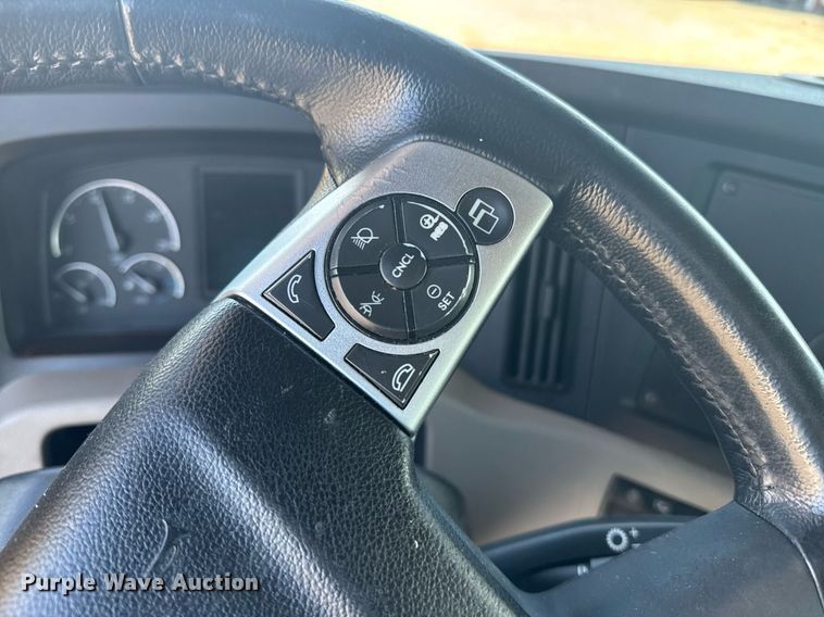 image for item EI4147 2021 Freightliner Cascadia semi truck