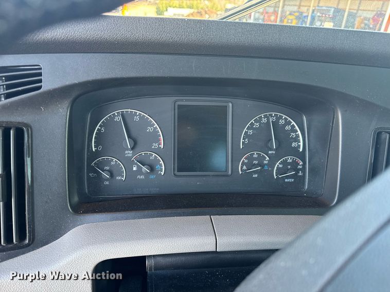 image for item EI4147 2021 Freightliner Cascadia semi truck