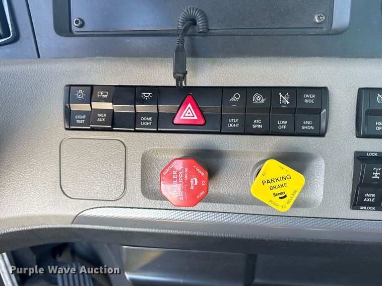 image for item EI4147 2021 Freightliner Cascadia semi truck