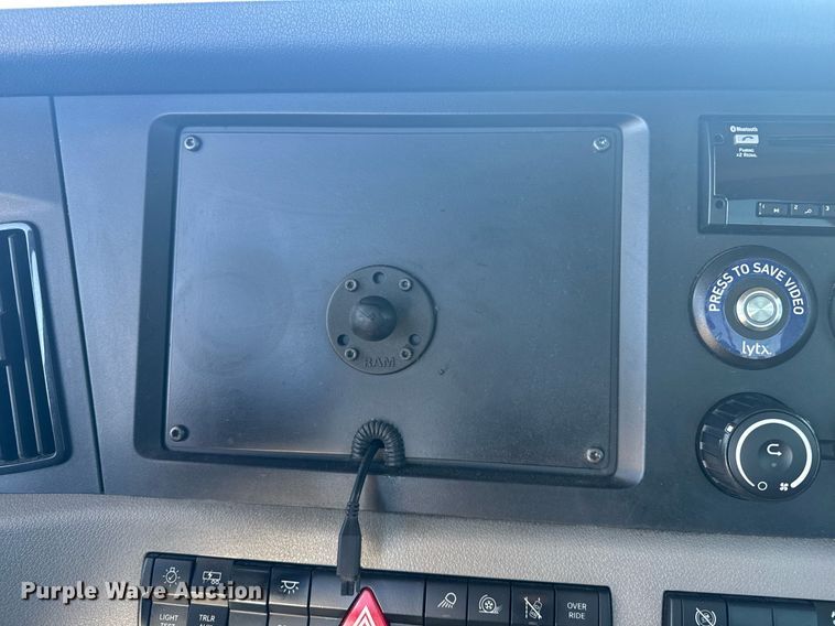 image for item EI4147 2021 Freightliner Cascadia semi truck