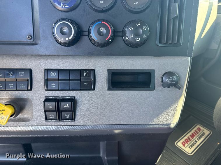 image for item EI4147 2021 Freightliner Cascadia semi truck