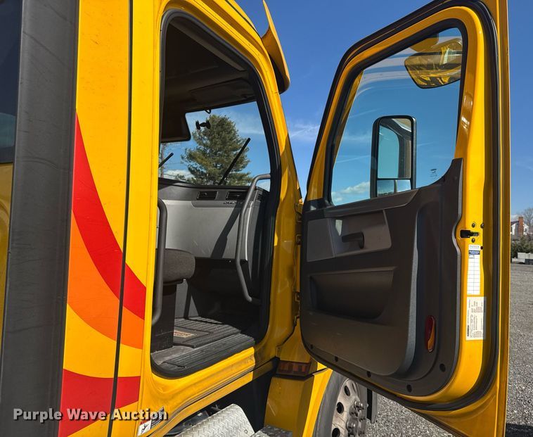 image for item EI4147 2021 Freightliner Cascadia semi truck