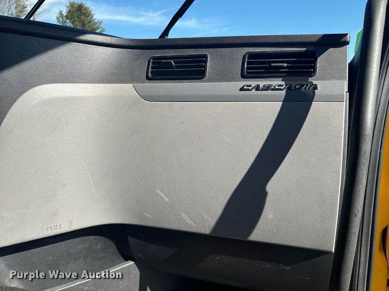 image for item EI4147 2021 Freightliner Cascadia semi truck