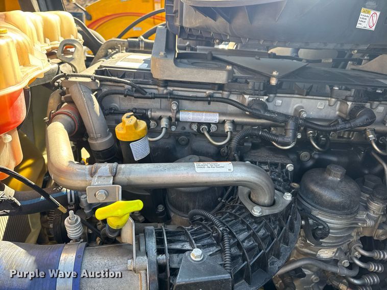 image for item EI4147 2021 Freightliner Cascadia semi truck