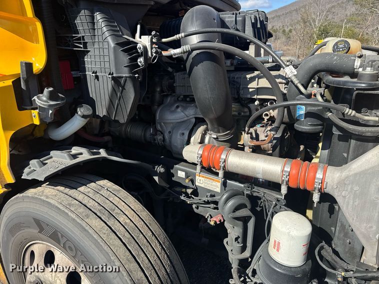 image for item EI4147 2021 Freightliner Cascadia semi truck