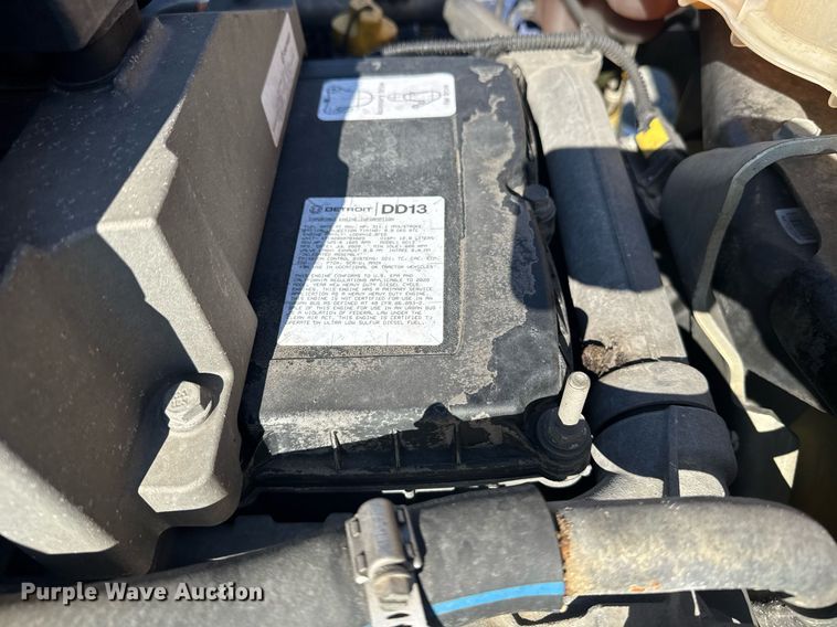 image for item EI4147 2021 Freightliner Cascadia semi truck