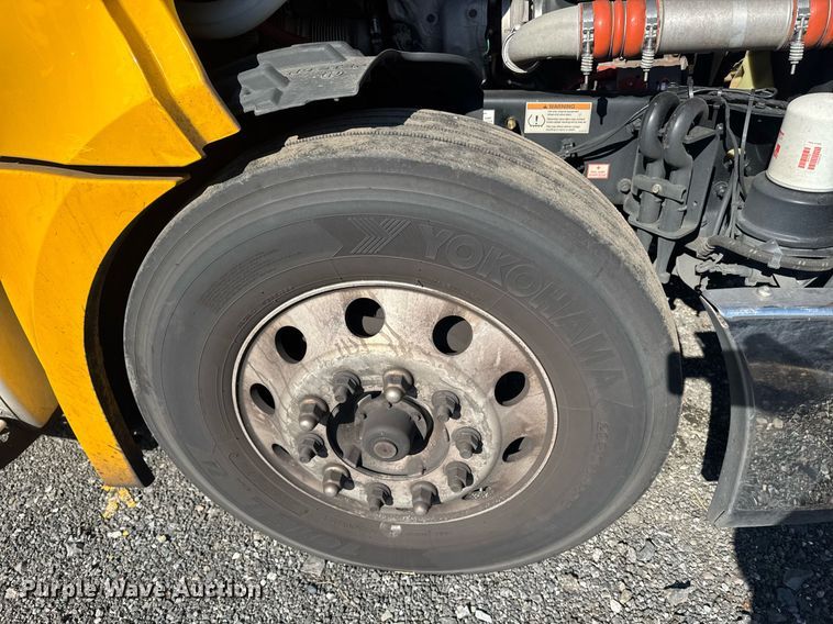 image for item EI4147 2021 Freightliner Cascadia semi truck