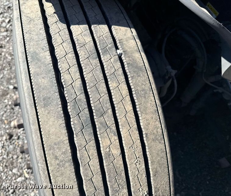 image for item EI4147 2021 Freightliner Cascadia semi truck