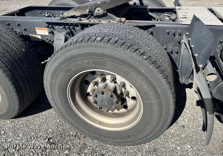 image for item EI4147 2021 Freightliner Cascadia semi truck