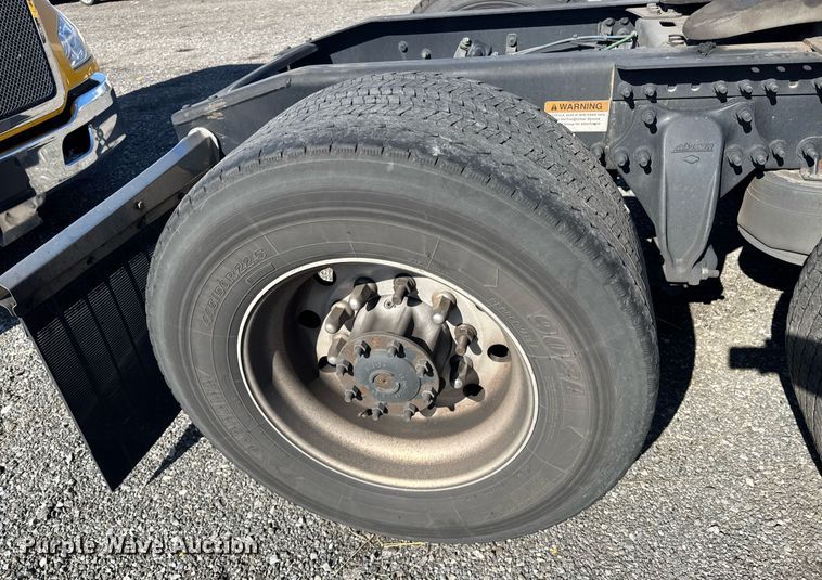 image for item EI4147 2021 Freightliner Cascadia semi truck