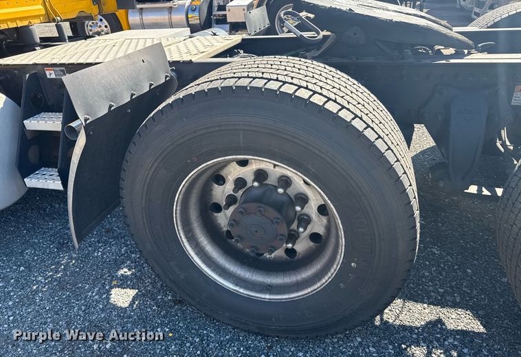 image for item EI4147 2021 Freightliner Cascadia semi truck