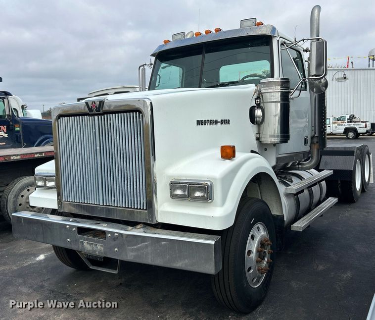 image for item EK2621 2009 Western Star 4900 semi truck