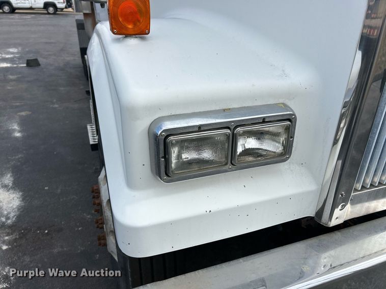 image for item EK2621 2009 Western Star 4900 semi truck