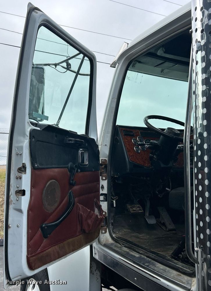 image for item EK2621 2009 Western Star 4900 semi truck