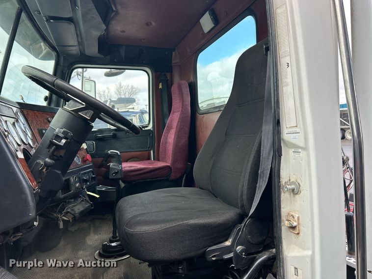 image for item EK2621 2009 Western Star 4900 semi truck