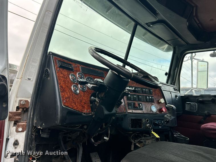 image for item EK2621 2009 Western Star 4900 semi truck