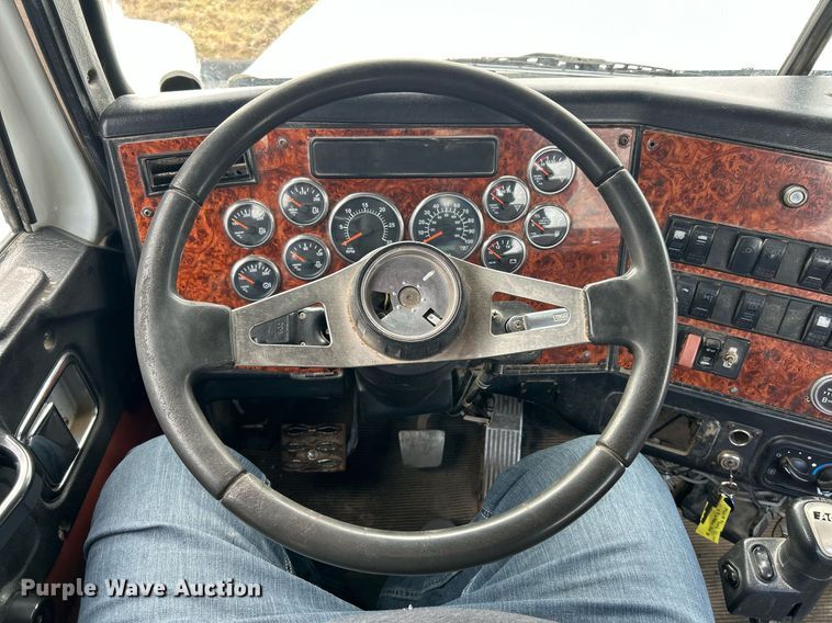 image for item EK2621 2009 Western Star 4900 semi truck